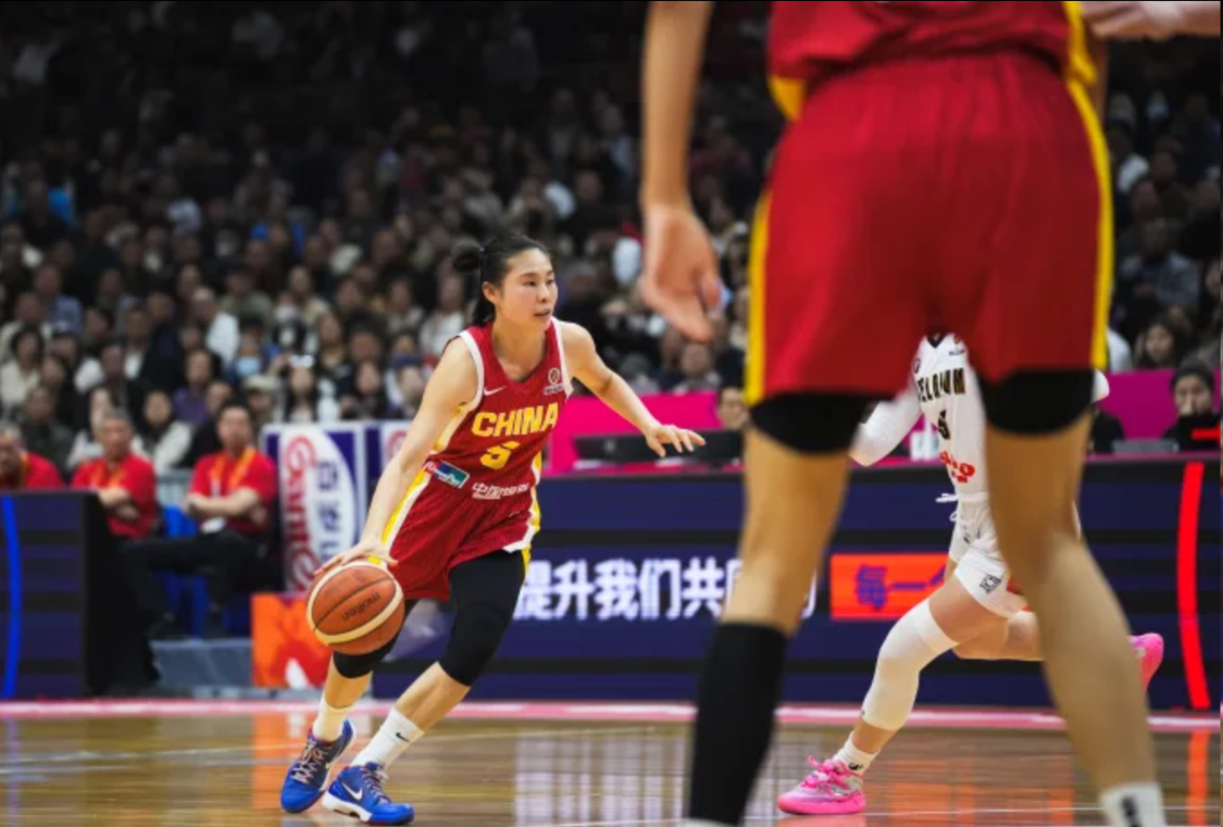 体育视频-输15分！女篮功勋0分5失误却被原谅，球迷：这队友欧文来了都没用