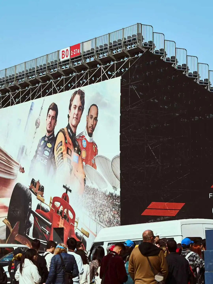 企鹅体育-“逛超市都能遇到世界级车手”，这几天的上海成了“F1痛城”|范坤|上海市|赛车|老法师|拉塞尔_新浪体育_新浪新闻